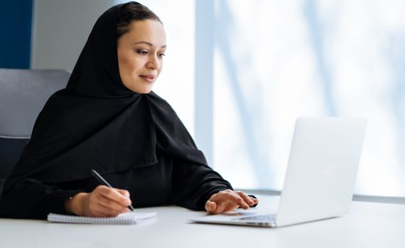 בתי הספר בצרפת גירשו תלמידות לבושות רעלות