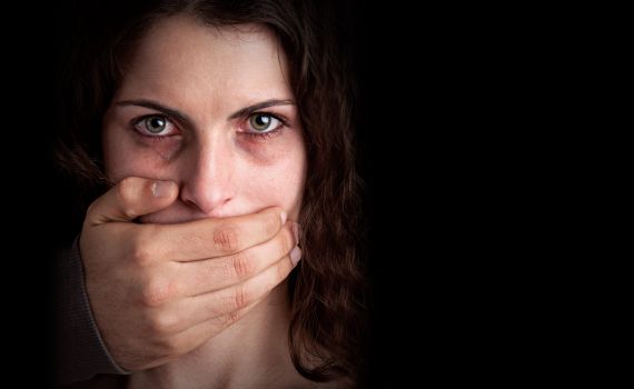 התעללו באחותם כי "עשתה הליכות עם חברה"