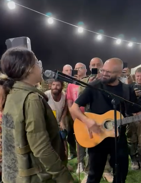 צפו: אברהם טל בדואט מרגש עם חיילת בעוטף