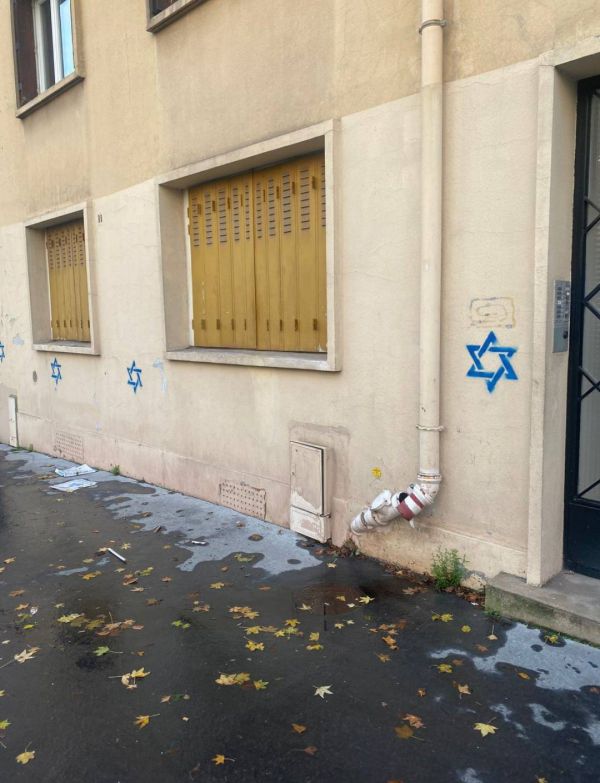 מזעזע: מגני דוד סומנו על דלתות יהודים בפריז