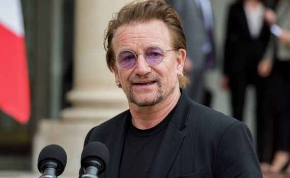 סולן להקת U2 במחווה מרגשת לקורבנות המלחמה