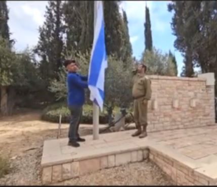צפו: דגל ישראל מונף מחדש בבית העלמין הצבאי ברעים