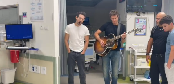 עברי לידר משמח פצועים ומכניס זוג לחופה | צפו