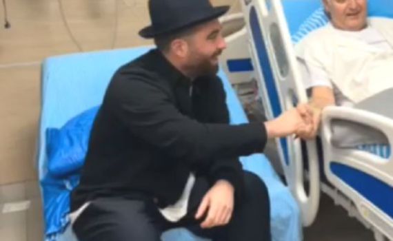 "מודה אני כל בוקר": עומר אדם משמח פצועים. צפו