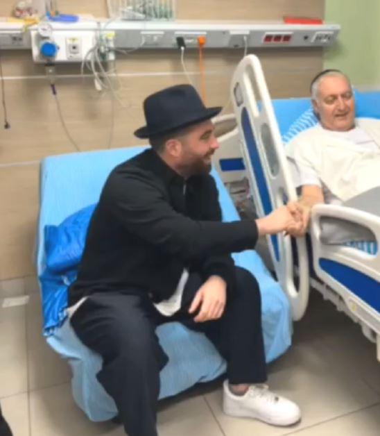 "מודה אני כל בוקר": עומר אדם משמח פצועים. צפו