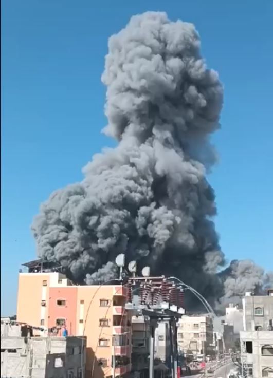 הרוגים ופצועים בתקיפה: פטריית עשן מעל חאן יונס