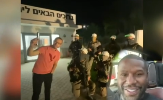 המתאגרף שתמך בישראל בשיחה עם חיילי יחידת יהלום