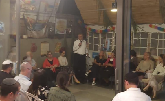 השר הסרוג נכנס; הרב בני לאו נטש את הסוכה