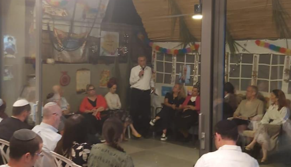 השר הסרוג נכנס; הרב בני לאו נטש את הסוכה