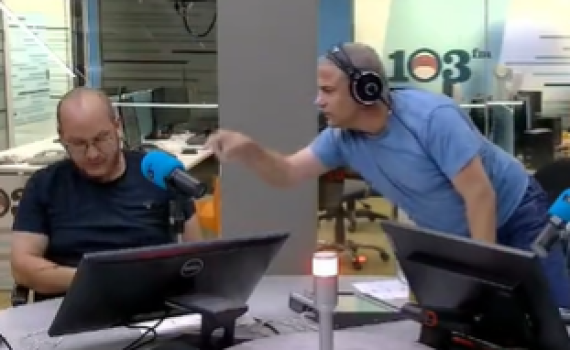 צפו: ינון מגל מרביץ לחיים לוינסון בשידור: "עוף מפה"