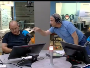 צפו: ינון מגל מרביץ לחיים לוינסון בשידור: "עוף מפה"