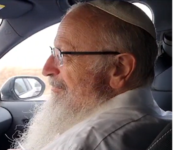 הרב שמואל אליהו הגיע לאיזור הקרבות בדרום. צפו