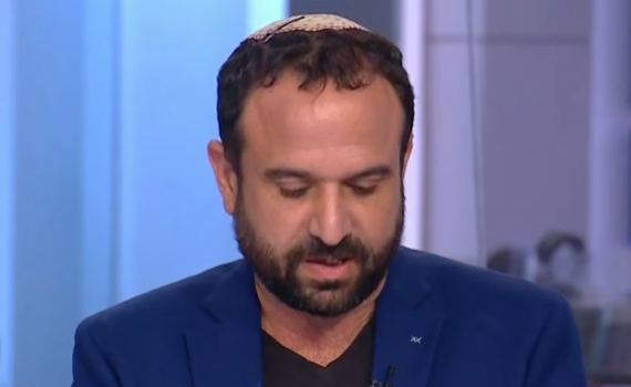 כך היועץ הסרוג בחר לסיים את השידור בחדשות 12. צפו