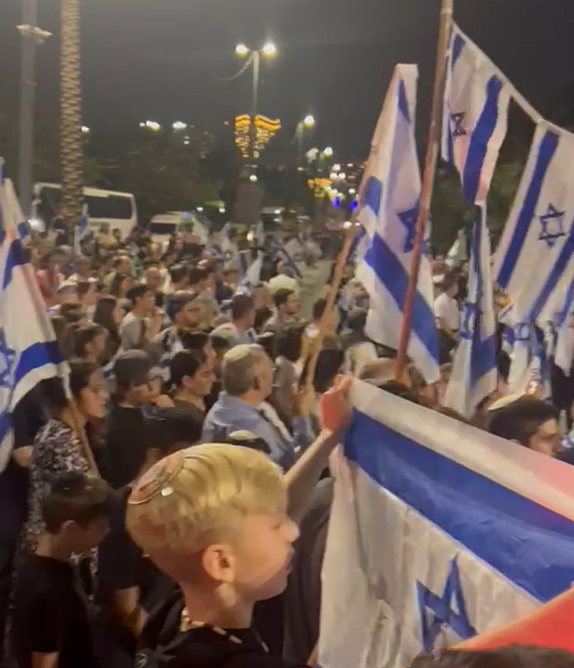 הלב איתכם: אלפים מלווים את אופיר ירוחין, צפו