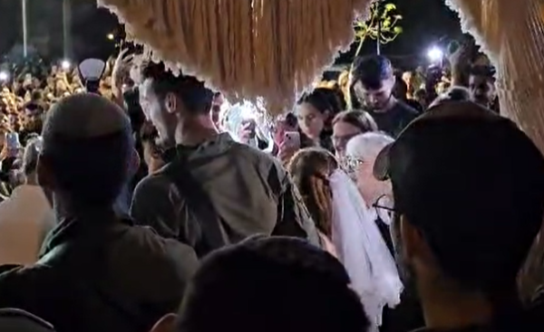 הכלה הגיעה לבסיס כדי להתחתן. צפו