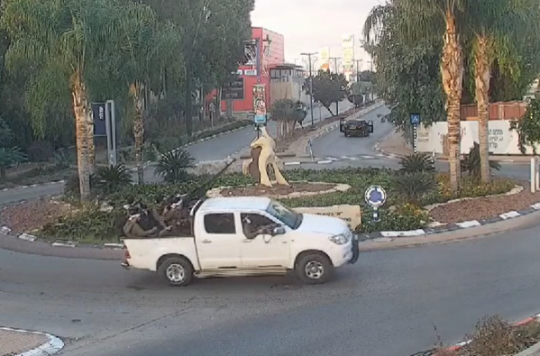 תיעוד: עשרות מחבלי חמאס פושטים על העיר שדרות