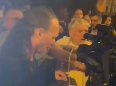 אבישי בן חיים הותקף פיזית על ידי משפחות החטופים. צפו