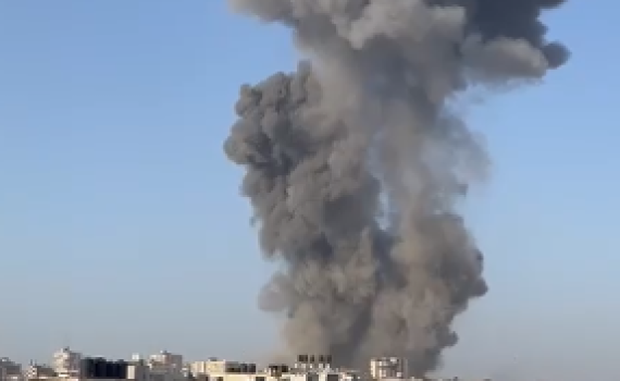 פטריית עשן ענקית ועשרות פיצוצים. צפו בתיעוד מעזה