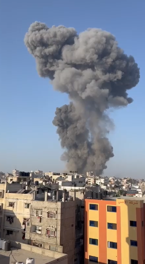 פטריית עשן ענקית ועשרות פיצוצים. צפו בתיעוד מעזה