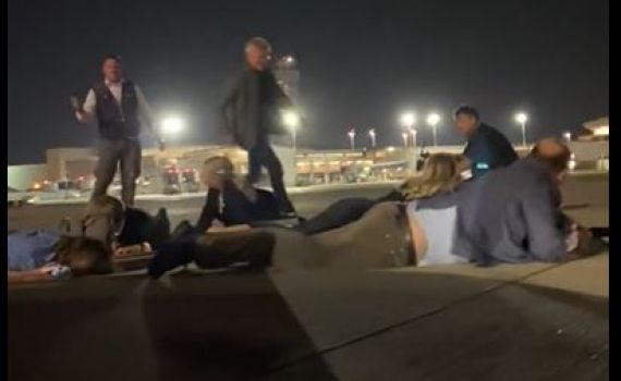 צפו: פמליית הקנצלר שולץ נשכבת על הרצפה בנתב"ג