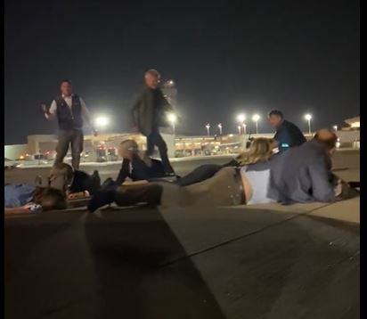 צפו: פמליית הקנצלר שולץ נשכבת על הרצפה בנתב"ג