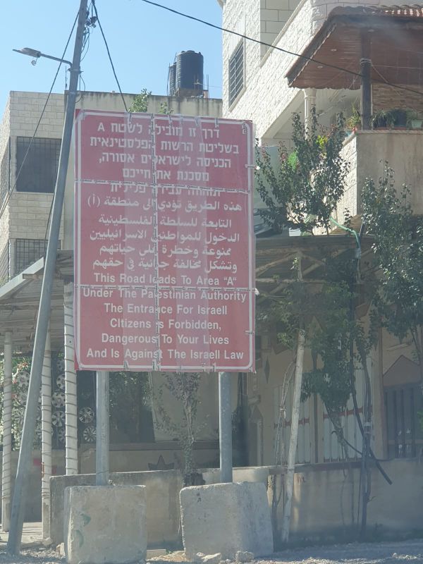 מתיישבים הסירו שלטים האוסרים לנסוע בחווארה