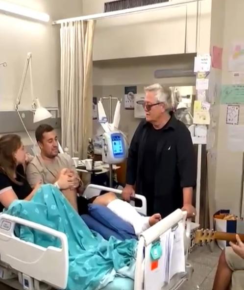 מלך העולם: שלמה ארצי מבקר את הפצועים