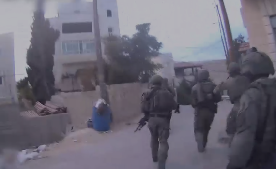 כוח מסתערבים פשט על בתי מבוקשים בחיזמא | צפו