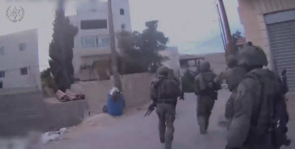 כוח מסתערבים פשט על בתי מבוקשים בחיזמא | צפו