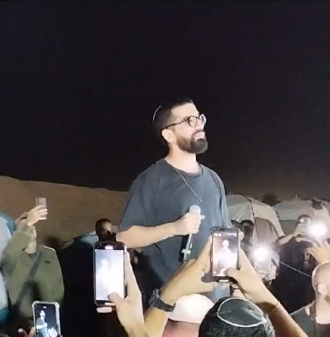 צפו: חנן בן ארי הופיע בפני חיילי מילואים בשטח כינוס