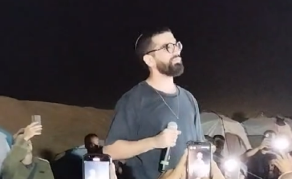 צפו: חנן בן ארי הופיע בפני חיילי מילואים בשטח כינוס