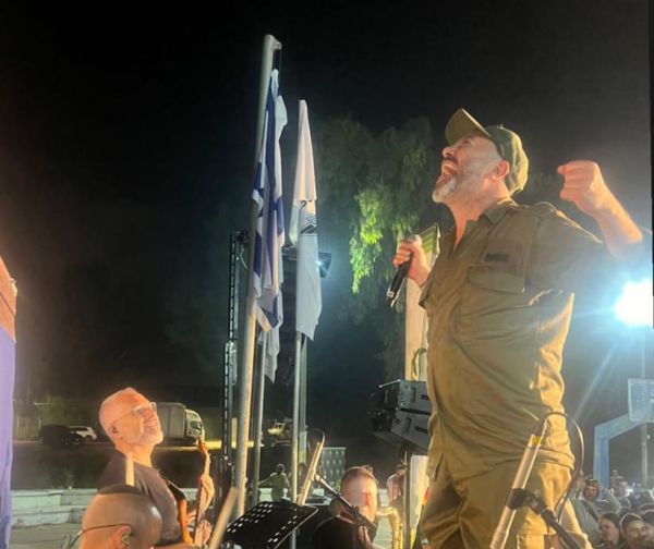 ליאור נרקיס עלה על מדים והגיע לשמח חיילים | צפו