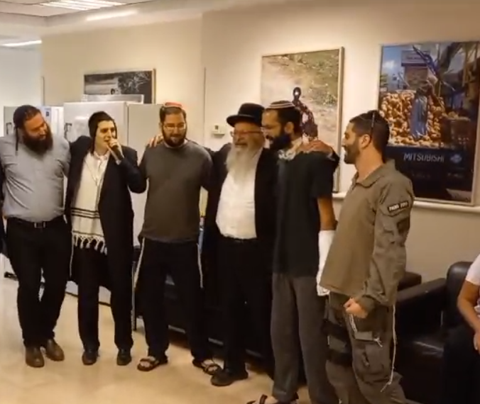 הפצוע הקשה מכרם שלום קם על רגליו | צפו