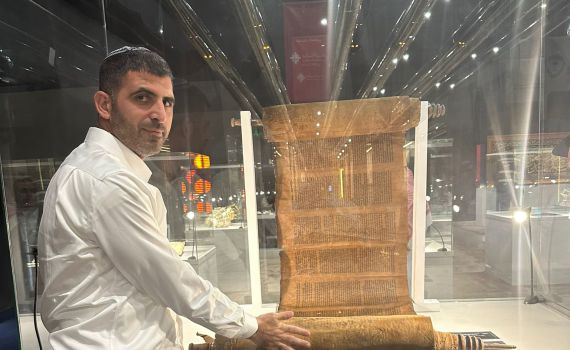 מרגש: קרעי קרא מספר תורה ביריד בסעודיה