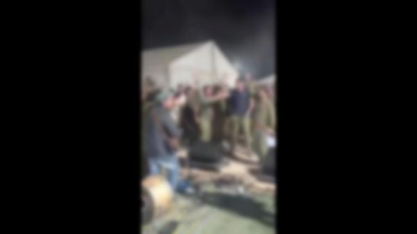 צפו: לוחמים בשטחי כינוס שרים "זכרני נא"