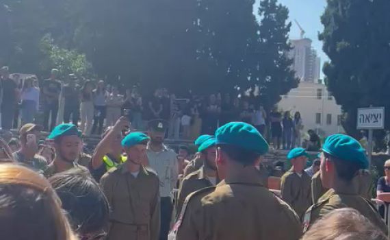 עדן חסון שר את שקיעות אדומות בהלוויית חיילת