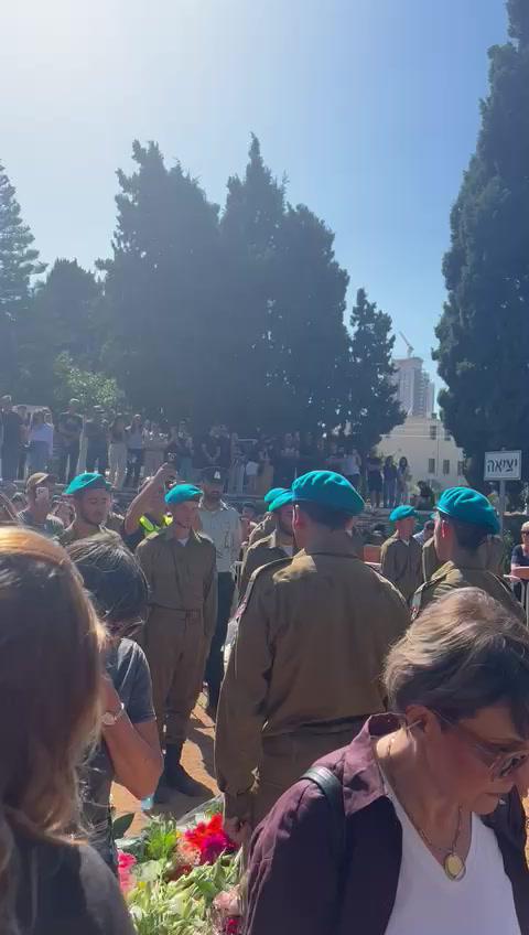 עדן חסון שר את שקיעות אדומות בהלוויית חיילת