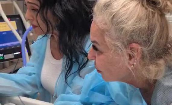 צפו: בניה ברבי וריטה שרים ללוחמים פצועים בסורוקה