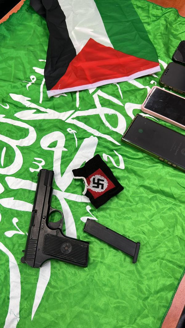 נעצר תושב א-טור שהחזיק בביתו דגל חמאס וצלב קרס