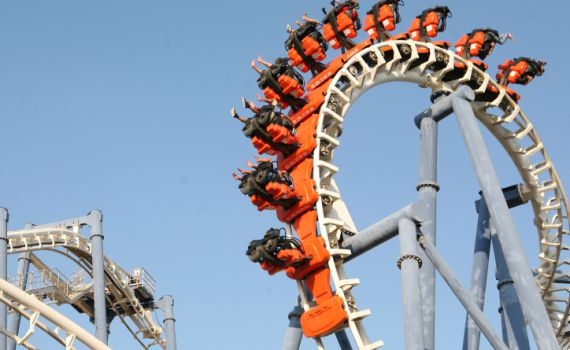 בהלה בסופרלנד: רכבת ההרים נתקעה בנסיעה