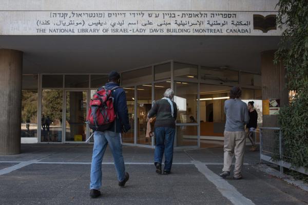 מעצב לוגו הספרייה החדש: מבין את ההחלטה שלהם