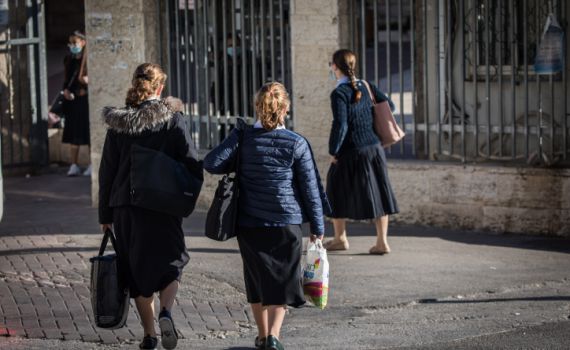 התיעוד שמסעיר את הרשת: "גיבורים על ילדות חרדיות"