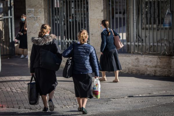 התיעוד שמסעיר את הרשת: "גיבורים על ילדות חרדיות"