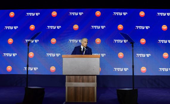 לפיד חגג 'בר מצווה' למפלגתו, ברשת פחות התחברו לחגיגות