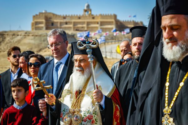 סערת היריקות על צליינים | אוי לנו מאותה בושה