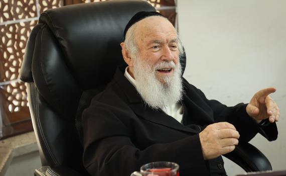 אחרי התיעוד שעורר סערה; הפוסק החרדי בהבהרה