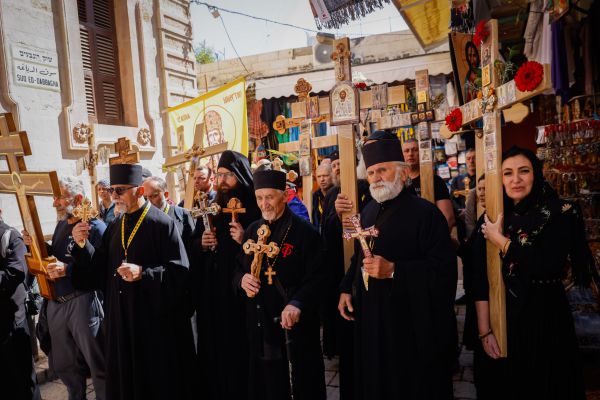 על יריקות וכבוד האדם: "נשקו של החלש והדל"