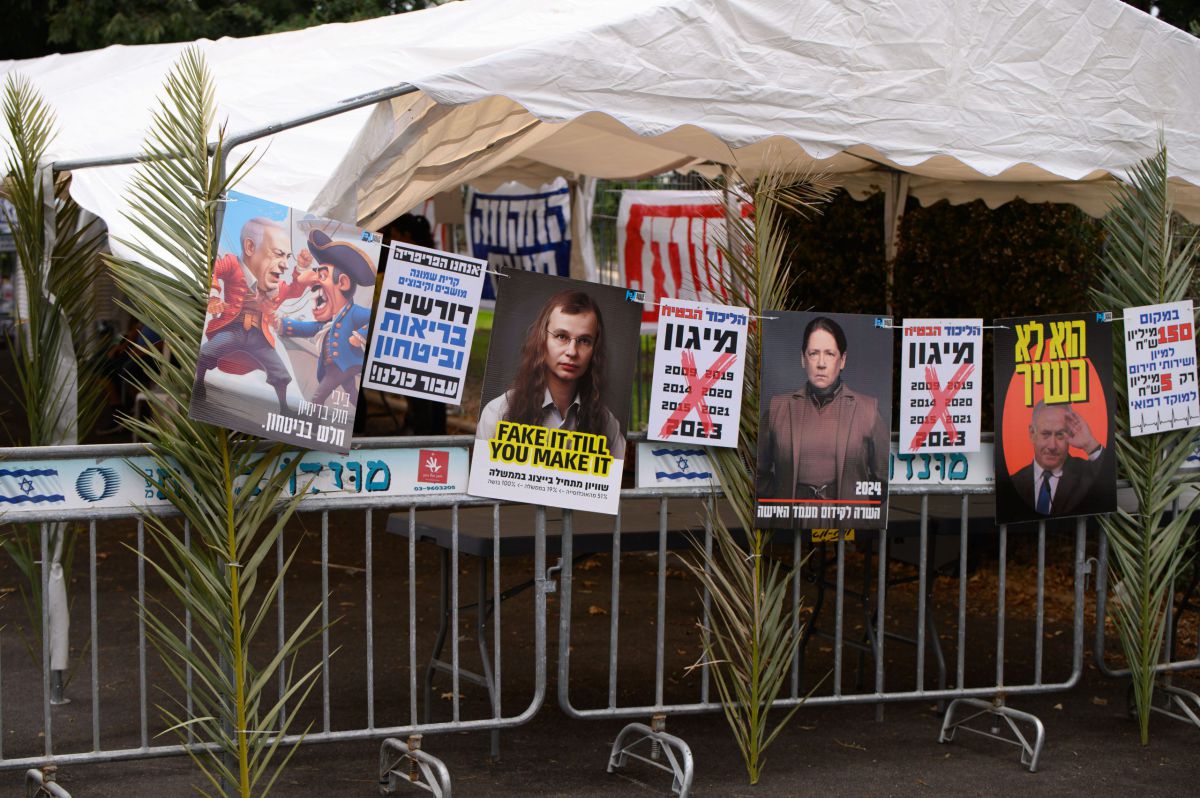 גם המפגינים חיכו: הזוג נתניהו הגיעו לנווה אטי"ב