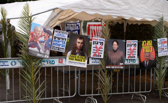 גם המפגינים חיכו: הזוג נתניהו הגיעו לנווה אטי"ב