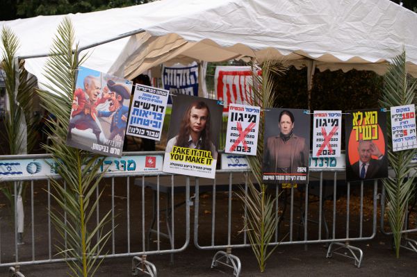 גם המפגינים חיכו: הזוג נתניהו הגיעו לנווה אטי"ב